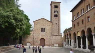 Ravenna 'daki San Francesco dAssisi Fransisken Bazilikası cephesi