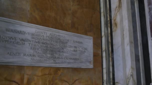 Detalj av vit marmor altare i basilikan St Francis av Assisi i Ravenna — Stockvideo