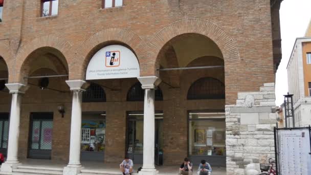 Pan video van de arcades van het Franciscaner klooster bij de Basiliek in Ravenna — Stockvideo