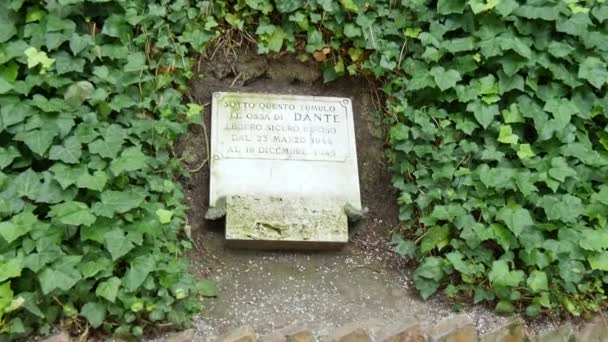 Rawenna, grób Dantego Alighieriego. Marmurowa płyta na szczycie ziemskiego kopca — Wideo stockowe