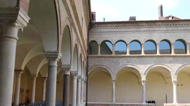 Portico van het klooster van het Franciscaner klooster van Ravenna. Pan view. — Stockvideo