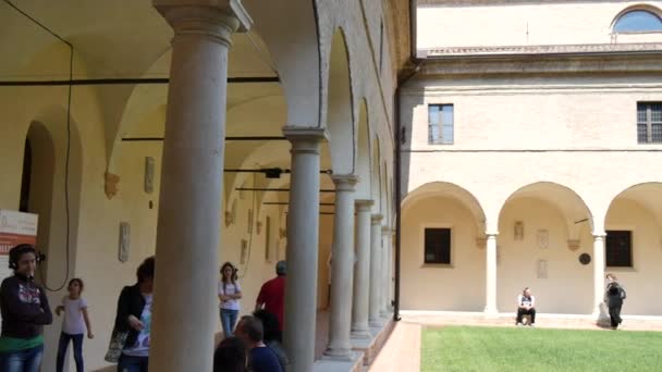 Touristen besuchen den Säulengang des Kreuzganges des Franziskanerklosters von Ravenna — Stockvideo