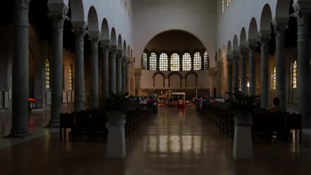 Inre mittgången av San Francescos basilika i Ravenna — Stockvideo