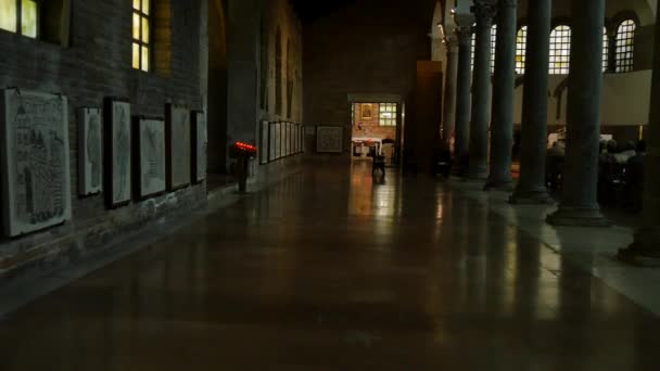 Binnenkant schip van de Basiliek van San Francesco in Ravenna. Bewegende video — Stockvideo