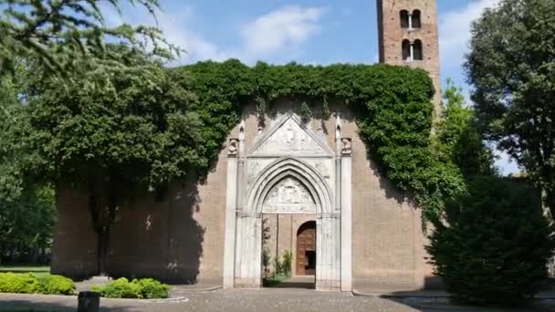 Portal i trädgårdarna i klostret Franciscan munkar i Ravenna — Stockvideo