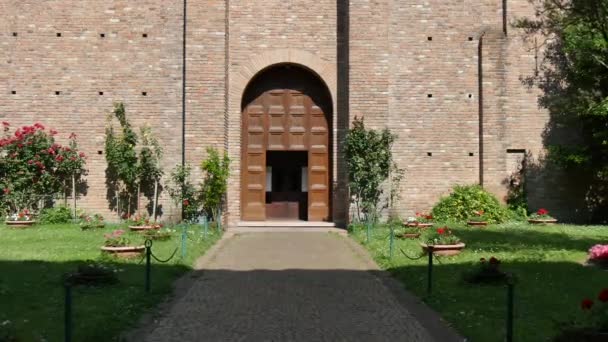 Tuinen en toegangsdeur van de Basiliek van San Francis dAssisi in Ravenna — Stockvideo