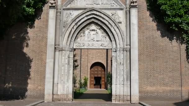 Cruzando el portal de entrada arqueada del monasterio franciscano de Rávena — Vídeos de Stock