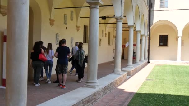 Tourists visit the portico of the cloister of the Franciscan monastery of Ravenna — Stock Video