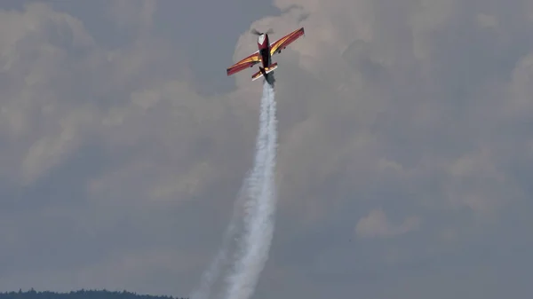 Avionul aerobatic urcă vertical — Fotografie, imagine de stoc