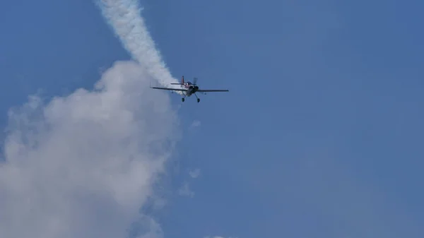 Hélice avion acrobatique fait des cascades dans le ciel bleu. Espace de copie — Photo