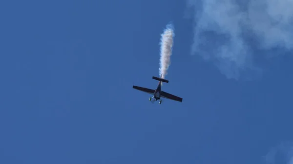 Repülőgép merül függőlegesen a kék égen. Fénymásolási hely. — Stock Fotó