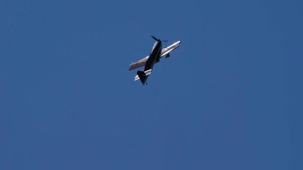 Pequeño avión de hélice se eleva en un cielo perfectamente azul. Copiar espacio — Foto de Stock