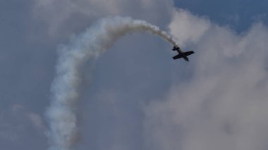 Aerobatik uçak bir hava gösterisi sırasında aşırı manevralar yapar.