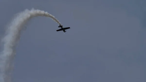 Aerobatic plane performs extreme maneuvers during an airshow — Stock Photo, Image