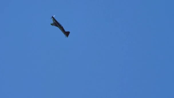 Avión hace maniobras acrobáticas extremas en un cielo perfectamente azul — Vídeo de stock