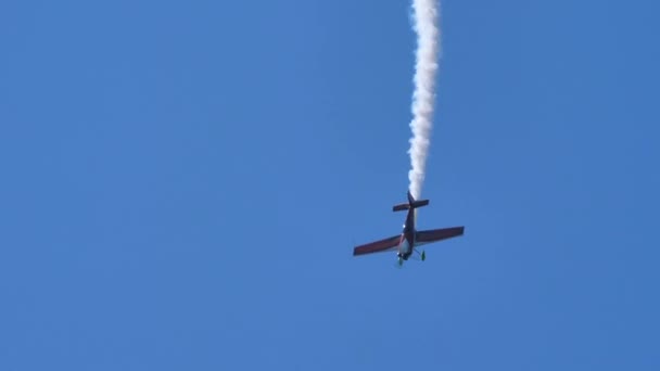 Flygplanet sveper vertikalt när det utför snabba rullar — Stockvideo