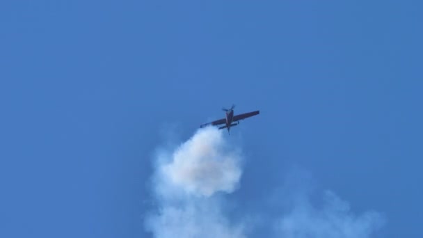 A repülőgép szélsőséges manővereket hajt végre függőlegesen, mintha helikopter lenne. — Stock videók