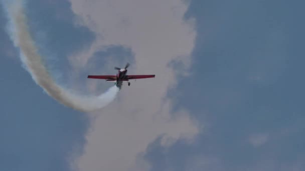 Spektakuläre Leistung eines Kunstflugzeugs, das sich durch Drehung senkrecht in die Höhe schraubt — Stockvideo