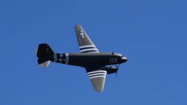 Appenzell İsviçre 30 Mayıs 2025: restore edilen Douglas C-47 Skytrain klasik askeri nakliye uçakları üzerinde görünen müttefik istila çizgileri kopya alanı ile dik bir dönüş gerçekleştiriyor.