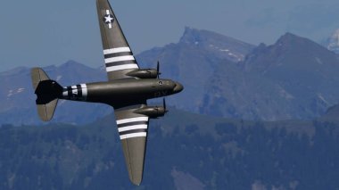 Appenzell İsviçre 30 Mayıs 2025: Tarihi askeri nakliye uçakları Destiny ile buluşması bir anıt hava gösterisi sırasında dağ vadilerinde uçuyor. Douglas C-47 Skytrain. Boşluğu Kopyala