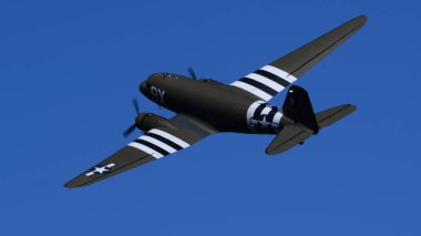 Appenzell İsviçre 30 Mayıs 2025: İkinci Dünya Savaşı askeri uçak gemisi, açık mavi bir ortamda kameradan uzaklaşırken kuyruk ve kanat işaretlerini gösteriyor. Douglas C-47 Skytrain. Boşluğu Kopyala