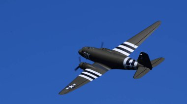 Appenzell İsviçre 30 Mayıs 2025: Klasik askeri nakliye uçağı gökyüzünde zarif bir dönüş yaparak metin ya da reklam için geniş bir alan yarattı. Douglas C-47 Skytrain.