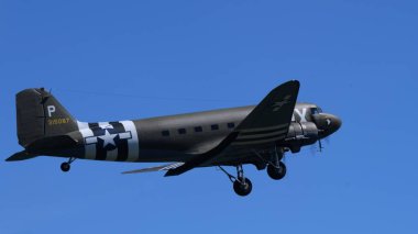 30 Mayıs 2025, Douglas C-47 Skytrain 101. Hava İndirme uçağı havalandı. Kader burun manzaralı klasik bir askeri nakliye uçağı. Boşluğu kopyala
