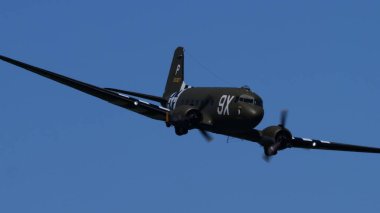 APPENZELL, SWitzERLAND - 30 Mayıs 2025: C-47 Skytrain 2. Gökyüzünde istila çizgileri olan Douglas askeri uçağı. Boşluğu Kopyala