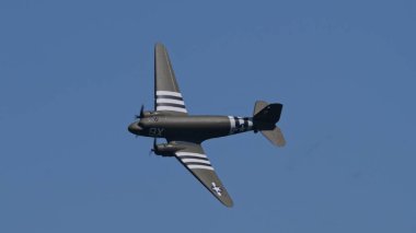 APPENZELL, SWitzERLAND - 31 Mayıs 2025: DDay Douglas C-47 Skytrain askeri nakliye uçakları uzaktan uçuyor, uzayın temiz gökyüzü alanını kopyalayın.