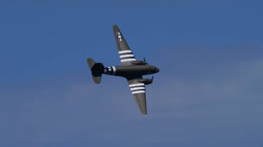 Douglas C-47 Skytrain 31 Mayıs 2025 'te bankacılık dönüşünü gerçekleştiriyor. 2. Dünya Savaşı 'nda işgal çizgileri ve bol mavi gökyüzü olan bir uçak hediye edildi. Boşluğu kopyala.
