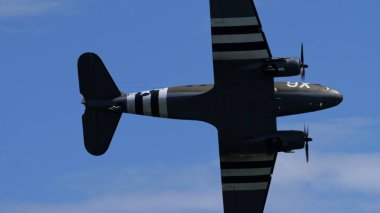 Douglas C-47 Skytrain 'in istila çizgilerini gösteren göbek manzarası 31 Mayıs 2025. Gökyüzü negatif uzay ile tarihi 2. Dünya Savaşı nakliye uçakları.