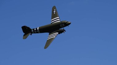 APPENZELL, SWitzERLAND - 31 Mayıs 2025 D-Day anısına Douglas C-47 Skytrain geniş bir negatif alanla uçuyor. Geçmişi temiz tarihsel asker taşıyıcı uçak havalandı..