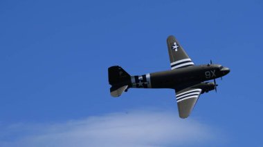 APPENZELL, SWitzERLAND - 31 Mayıs 2025: vintage Douglas C-47 Skytrain nakliye uçağı havada. İkinci Dünya Savaşı hatıra düzlemi işgal çizgileri ve metin kopyalama alanı.