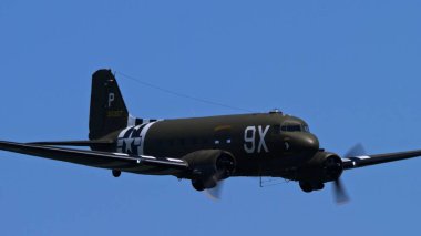 APPENZELL, SWitzERLAND - 31 Mayıs 2025 Hava Kuvvetleri hürmeti Douglas C-47 Skytrain askeri taşımacılık uçağı alçak geçit, metin kaplaması için kopyalama alanı.