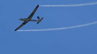 TRENTO, İtalya - 21 Eylül 2025: Keskin bir virajda akrobatik planörün statik görüntüsü. Swift S-1 profili grafik elementler için geniş kopyalama alanı ile görünür.