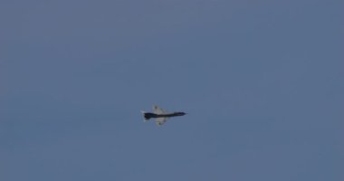 ZAGREB, CROATIA - 11 Mayıs 2024: Sovyet yapımı bir MiG-21 Fishbed iniş takımları aşağı inerken yavaşça uçuyor ve piste son yaklaşımına hazırlanıyor..