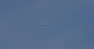 Zagreb Hırvatistan 11 Mayıs 2024: Soğuk Savaş sırasında Varşova Paktı ülkelerinin standart savaş uçağı MiG-21 'in uzaktan uçtuğu görüldü. Doğu-Batı çatışmaları üzerine tarihi belgeseller için ideal.