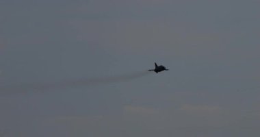 Zagreb Hırvatistan 11 Mayıs 2024: Varşova Paktı ve Rus müttefikleri tarafından kullanılan Sovyet Mikoyan MiG-21 Fishbed savaş uçağı, yüksek hızlı bir alçak geçiş yaptı ve ardından art brülör aktif bir tırmanış yaptı.