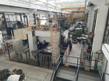 Larsen ve turbo valf fabrikasının içi. Büyük makineler ve işçilerle dolu..