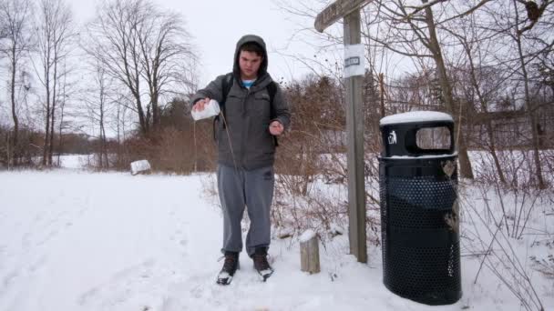 Dorchester, Kanada, 20 januari 2021: redaktionell video av mannen häller varmt kaffe — Stockvideo