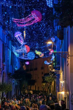 Salerno, 8 Aralık 2025: Bu yıl da Luci dArtista etkinliği hayalî ışık tesisleriyle şehir sokaklarını rüya gibi bir kaleydoskoba dönüştürecek.
