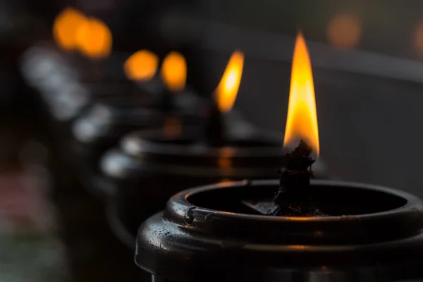 Lignting gebed kaarsen in een tempel — Stockfoto