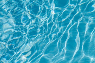 Yüzme Havuzu güneş yansıtan su yüzeyine