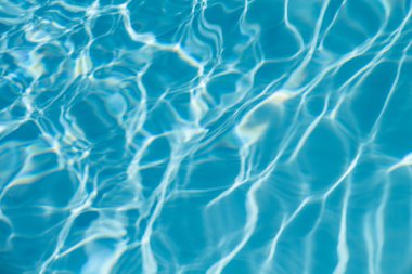 Yüzme Havuzu güneş yansıtan su yüzeyine