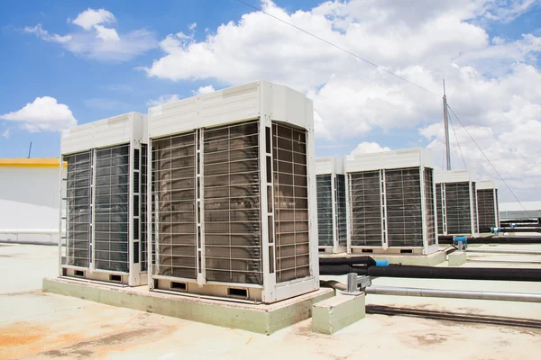 Kompresor klimatizace instalace na střeše — Stock fotografie