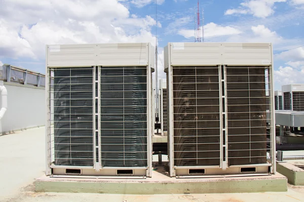 Compressor van airconditioner installeren op het dak — Stockfoto