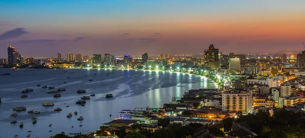 Pattaya City a moře v době soumraku, Thajsko — Stock fotografie
