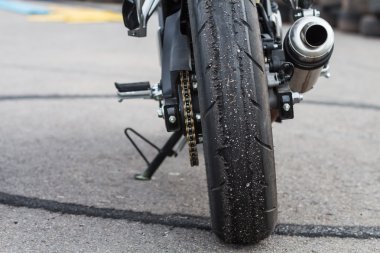 Motosiklet yarış yolda tekerleğin desenli.
