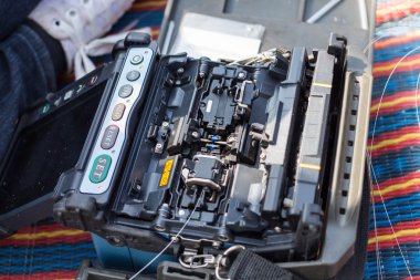 Fiber Uçbirleştirme araçları kullanmak için fiber optik kablo bağlamak