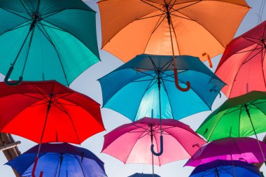 Mavi gökyüzünde yüzen şemsiye